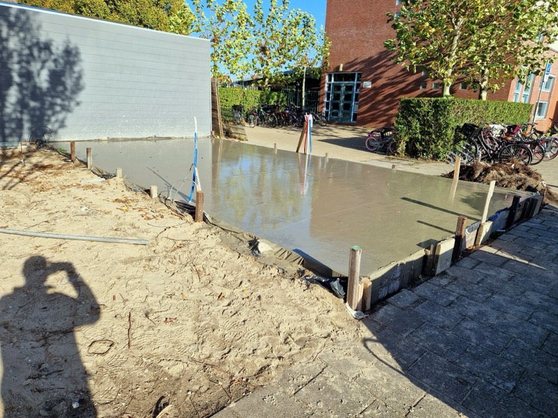 Net gestorte betonvloer voor een tuinkamer, met bekisting eromheen