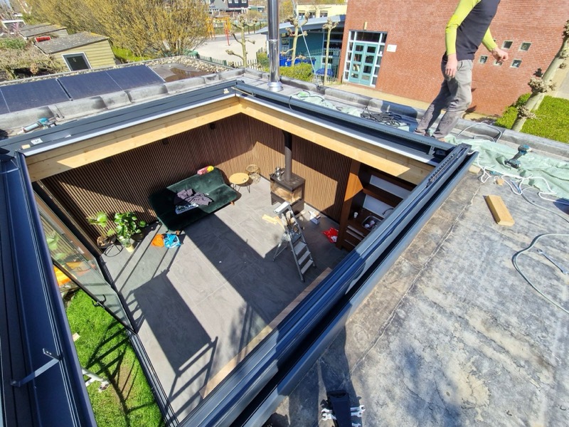 Bovenaanzicht van een lamellendak in een plat dak, met de tuinkamer eronder