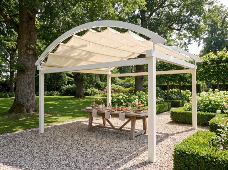 Pergola met doek Pearl in een Nederlandse tuin