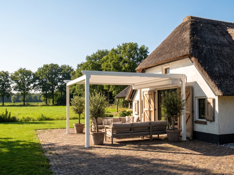 Pergola met doek Ruby in een Nederlandse tuin