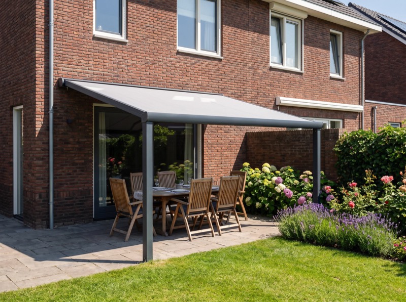Pergola met doek Shell in een Nederlandse tuin