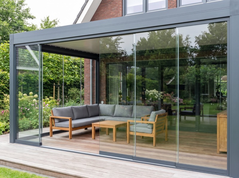 Glazen schuifwand Schuifwand XL in een Nederlandse tuin