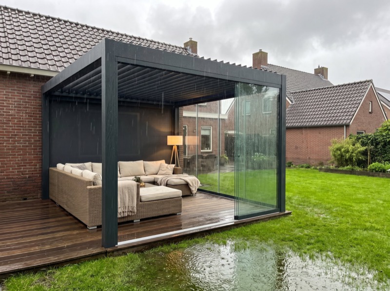 Lamellendak Comfy in een Nederlandse tuin