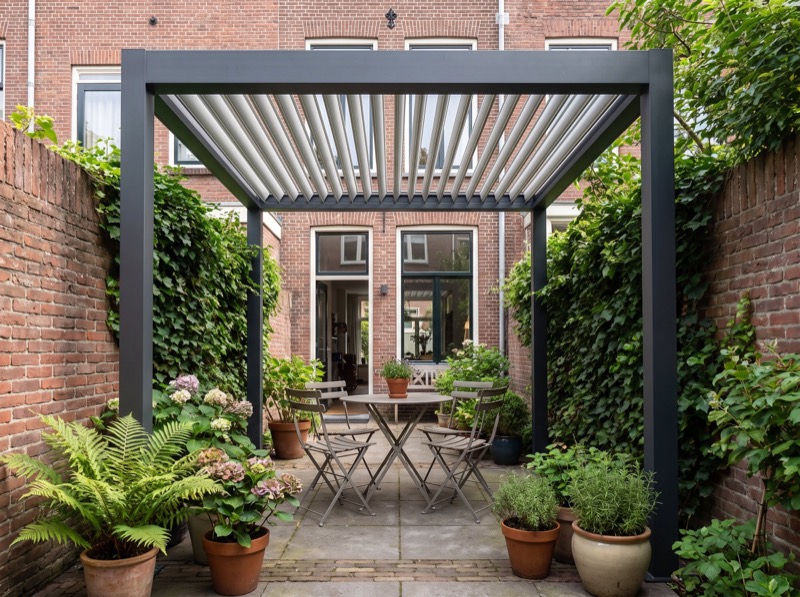 Lamellendak Cozy in een Nederlandse tuin